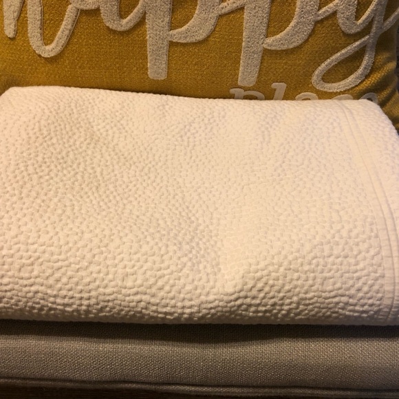 Beautiful Peacock Alley White threaded Twin Coverlet - Picture 1 of 4